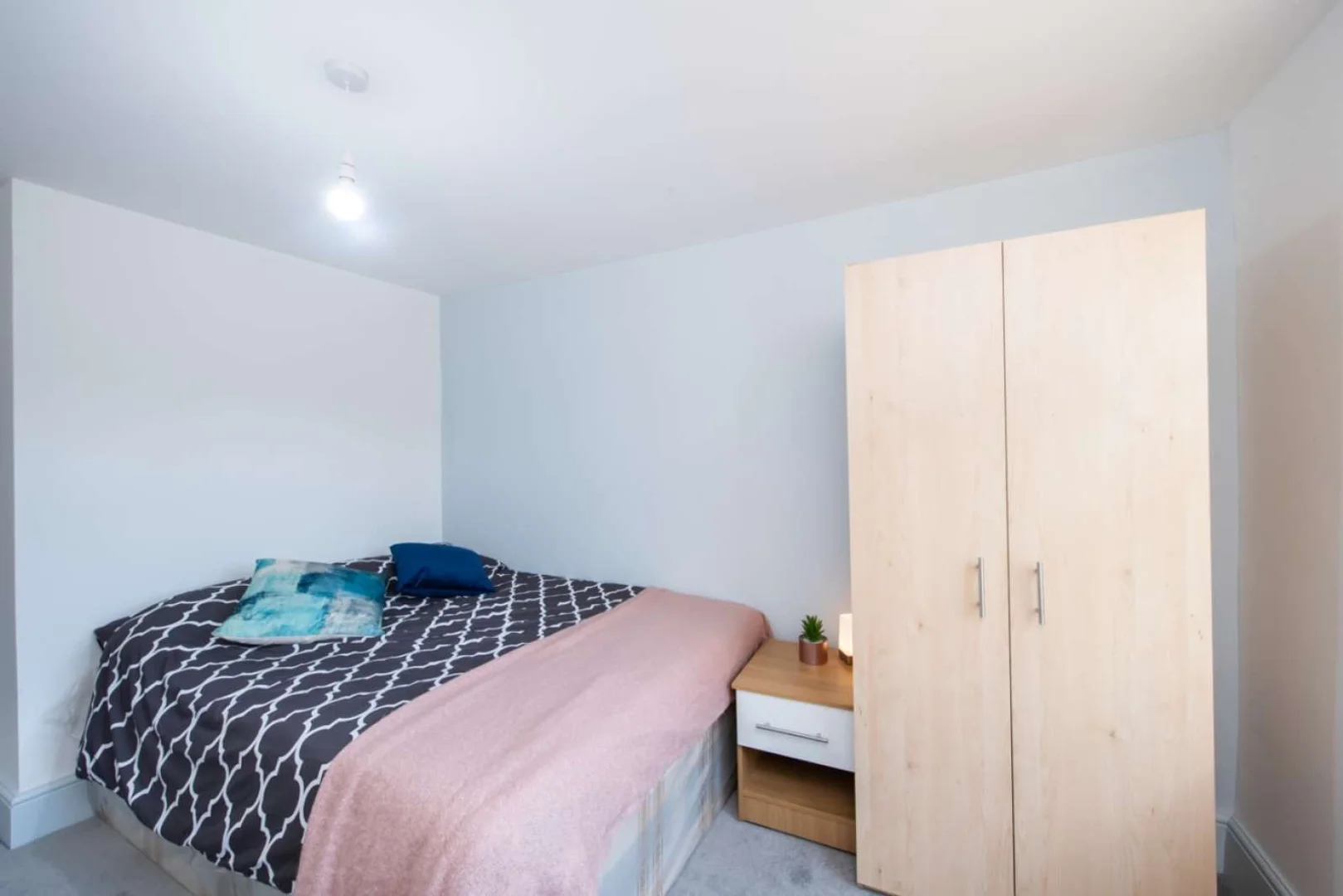 Chambre d'étudiant lumineuse et aérée avec accès facile à l'université dans 