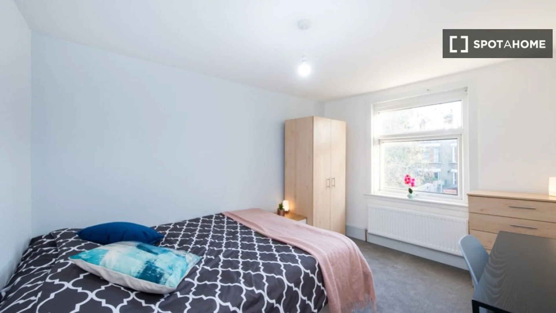 Chambre d'étudiant à  avec espace d'étude et installations communes