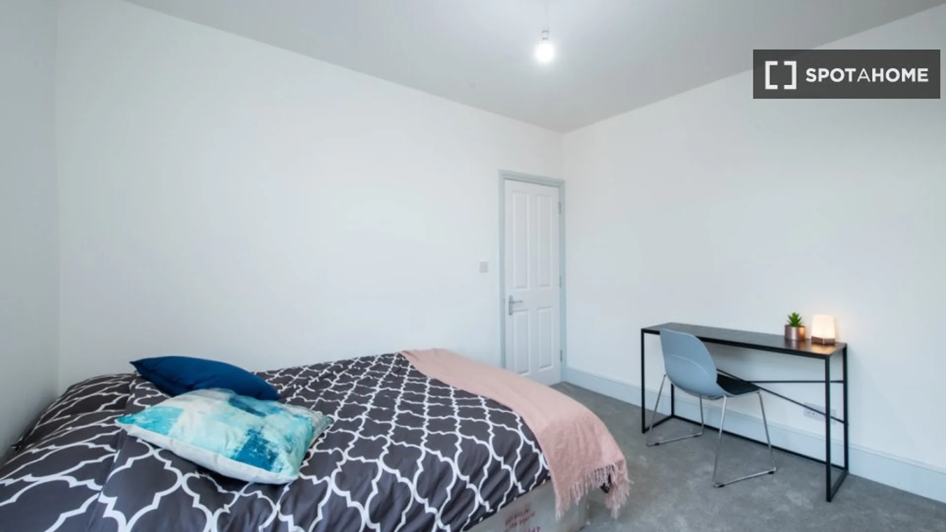 Chambre d'étudiant à  avec espace d'étude et installations communes