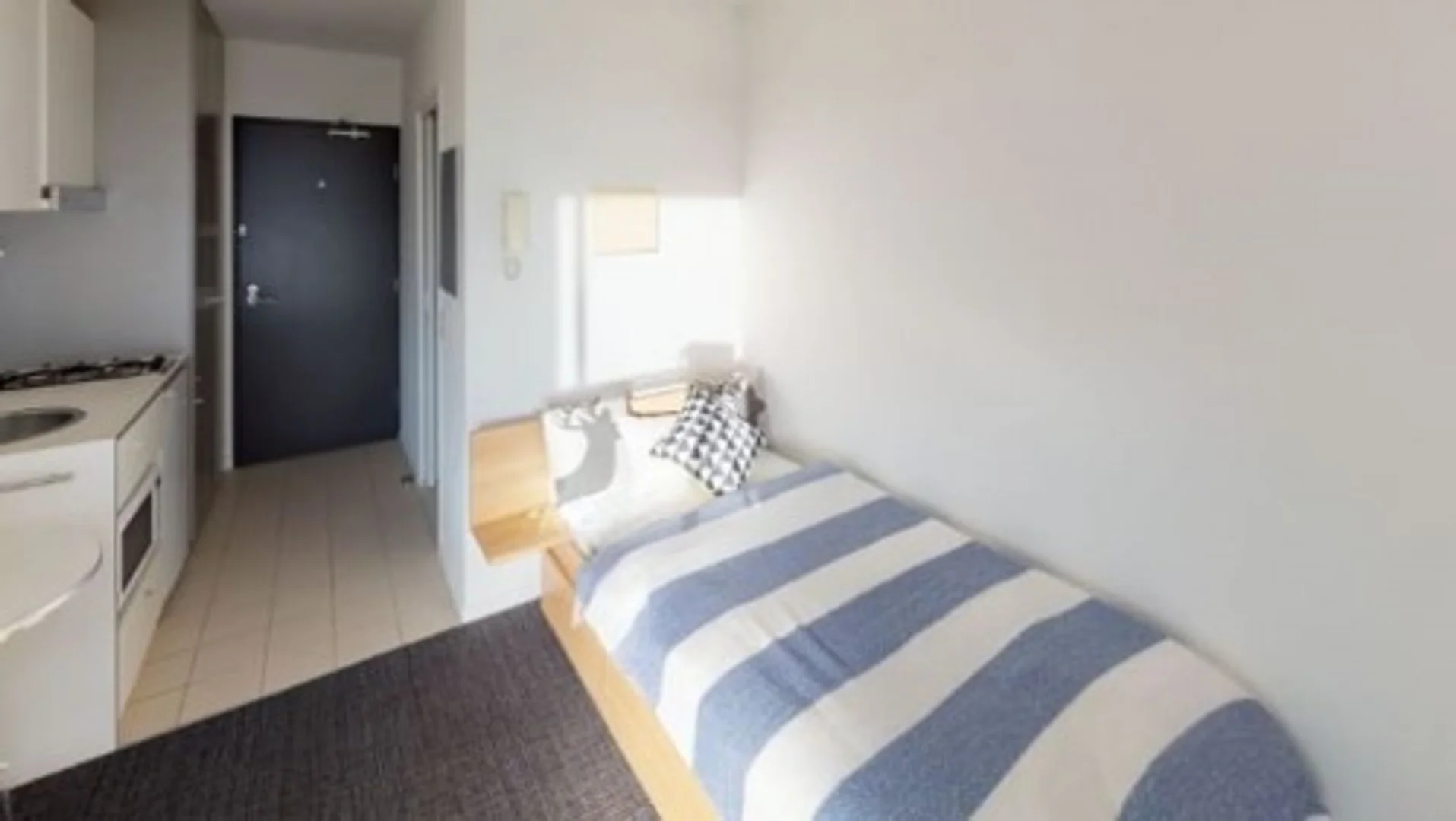Habitación estudiantil amplia y cómoda en 
