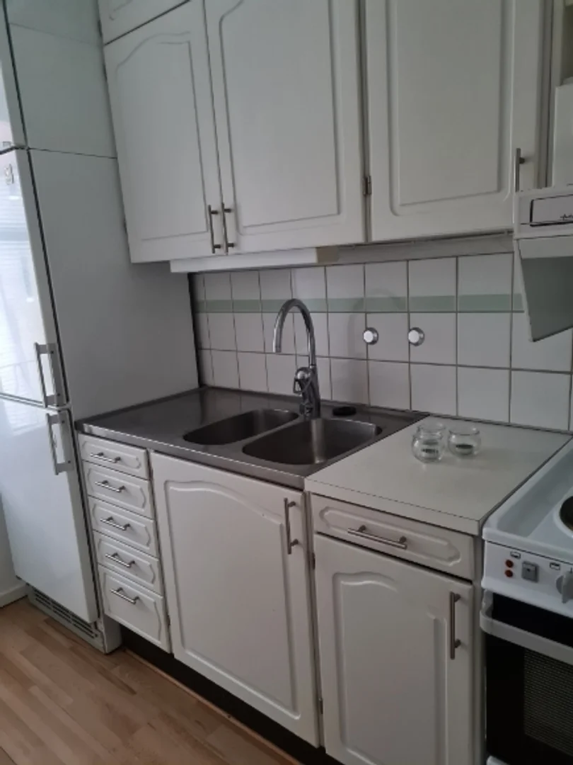'da öğrenciler için yeterli aydınlatmaya sahip uygun fiyatlı oda