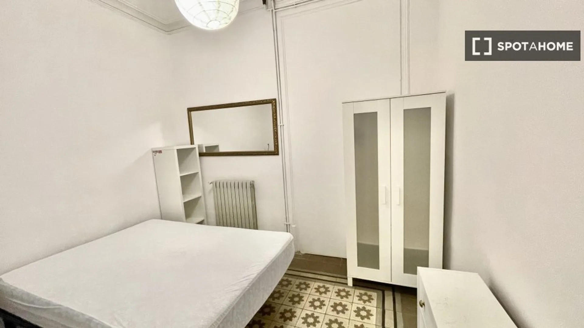 Studentenzimmer in  mit Arbeitsbereich und Gemeinschaftseinrichtungen