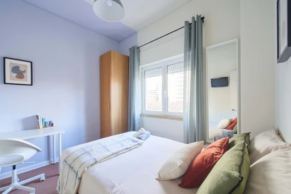 Quarto para alugar com cama de casal em Lisboa