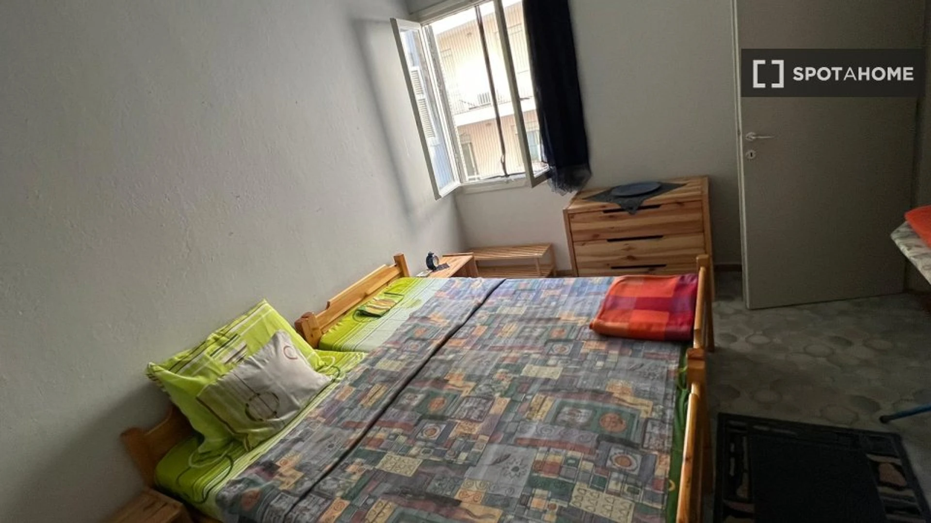 Pokój do wynajęcia we wspólnym mieszkaniu w Saloniki