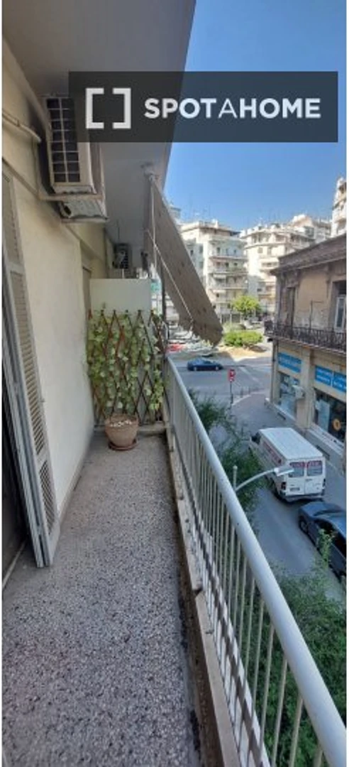 Pokój do wynajęcia we wspólnym mieszkaniu w Saloniki