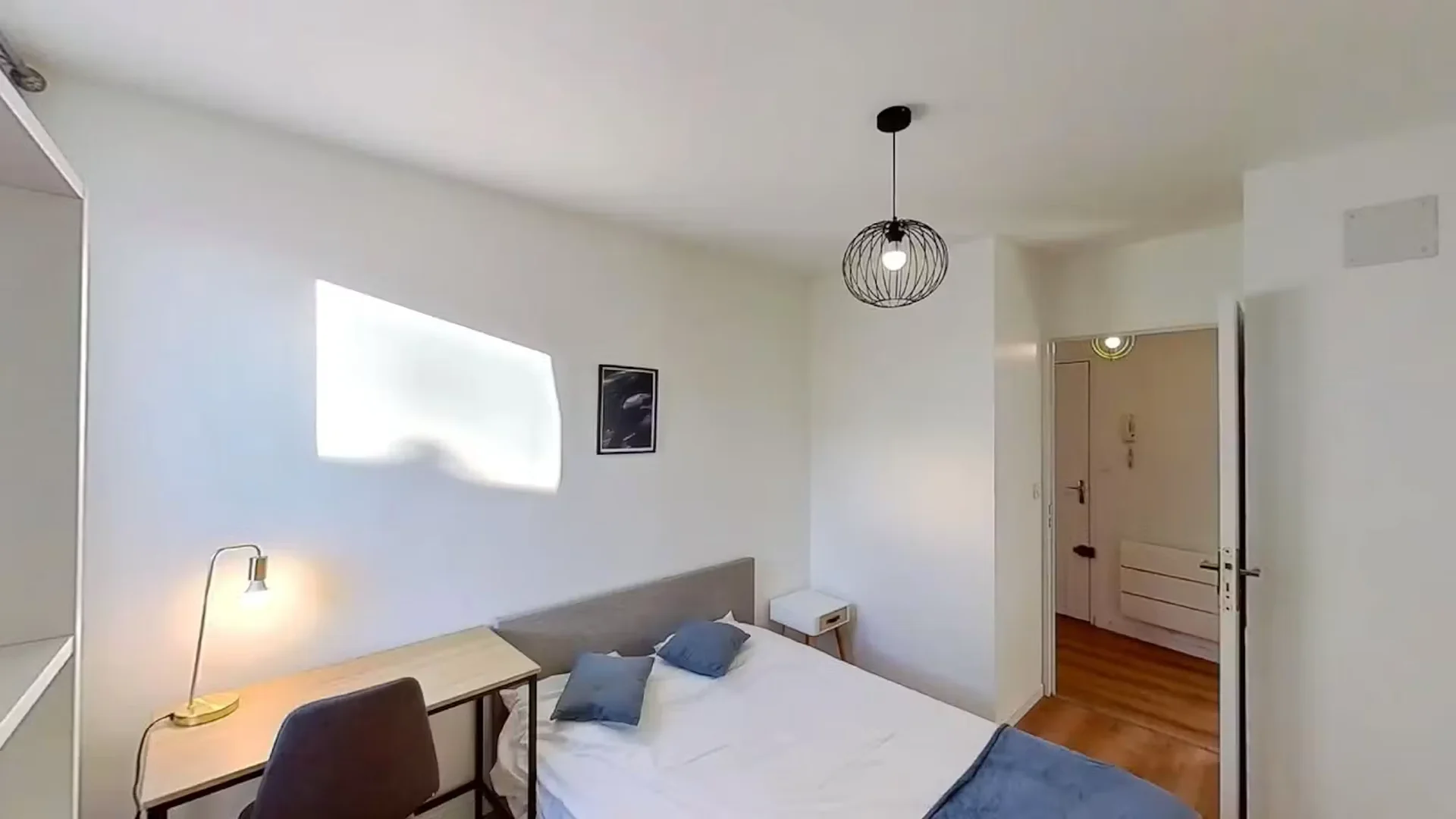 'de modern olanaklara sahip öğrenci dostu oda