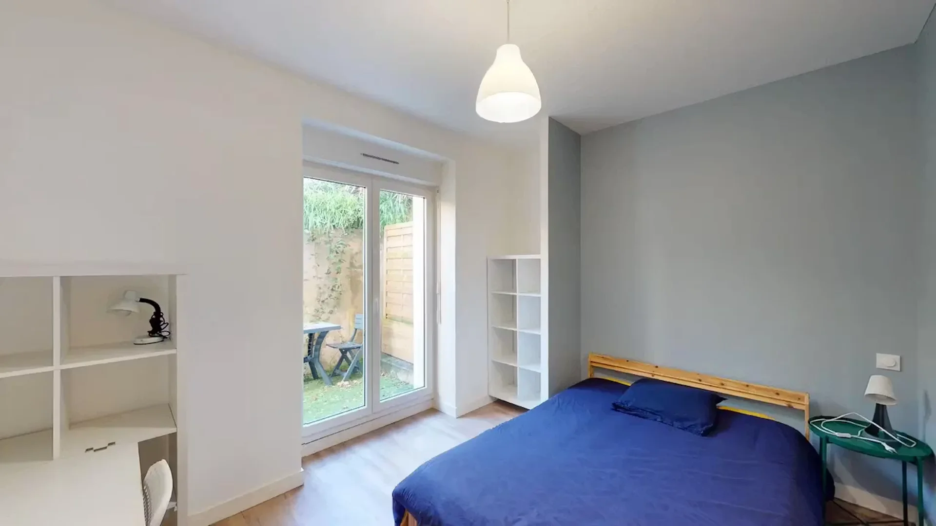 Quarto de estudante luminoso e arejado com acesso fácil à universidade em 