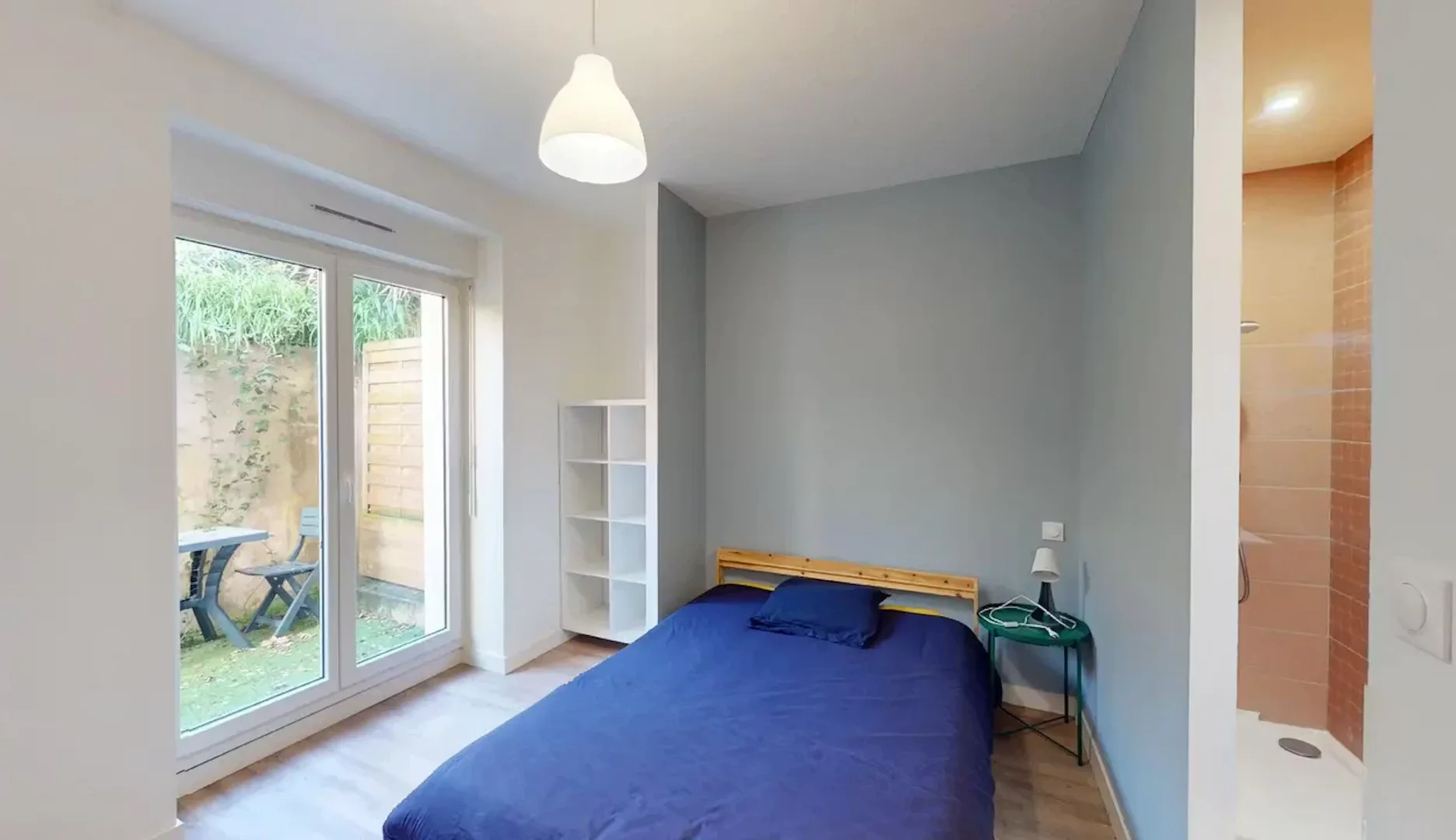 Quarto de estudante confortável e espaçoso em 