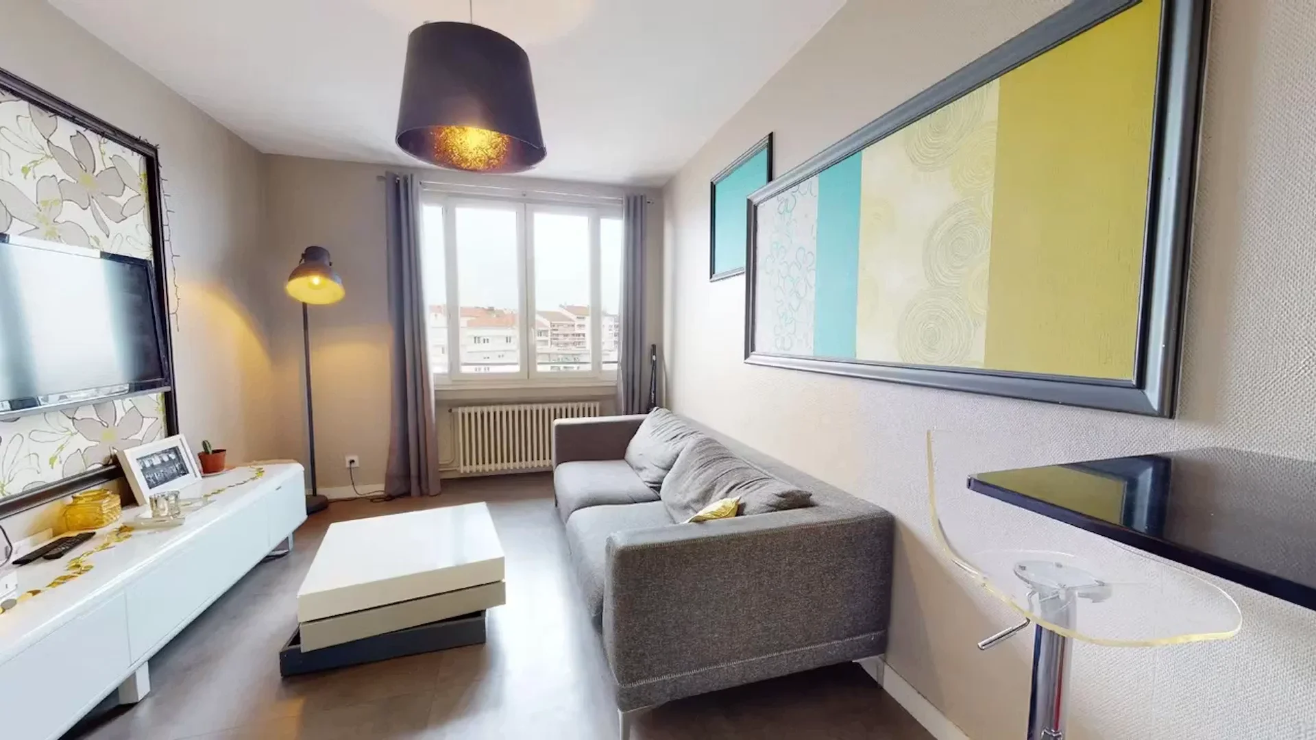 'de modern olanaklara sahip öğrenci dostu oda
