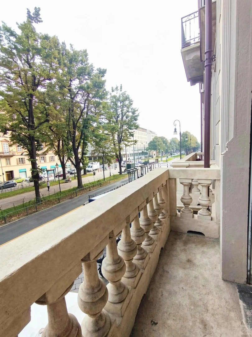 'da çalışma alanı ve ortak tesisler bulunan öğrenci odası