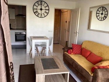 Quarto para alugar num apartamento partilhado em Antibes