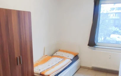 Quarto iluminado em {area}