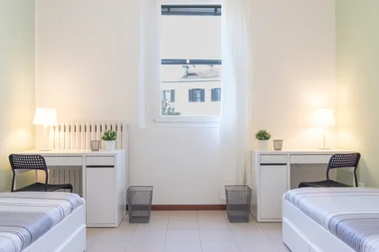 Quarto para alugar com cama de casal em {area}