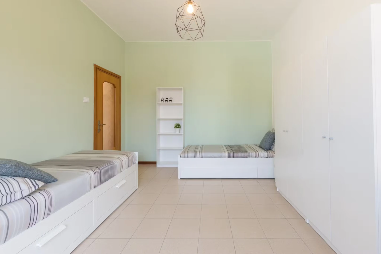 Cheap shared room in Ferrara