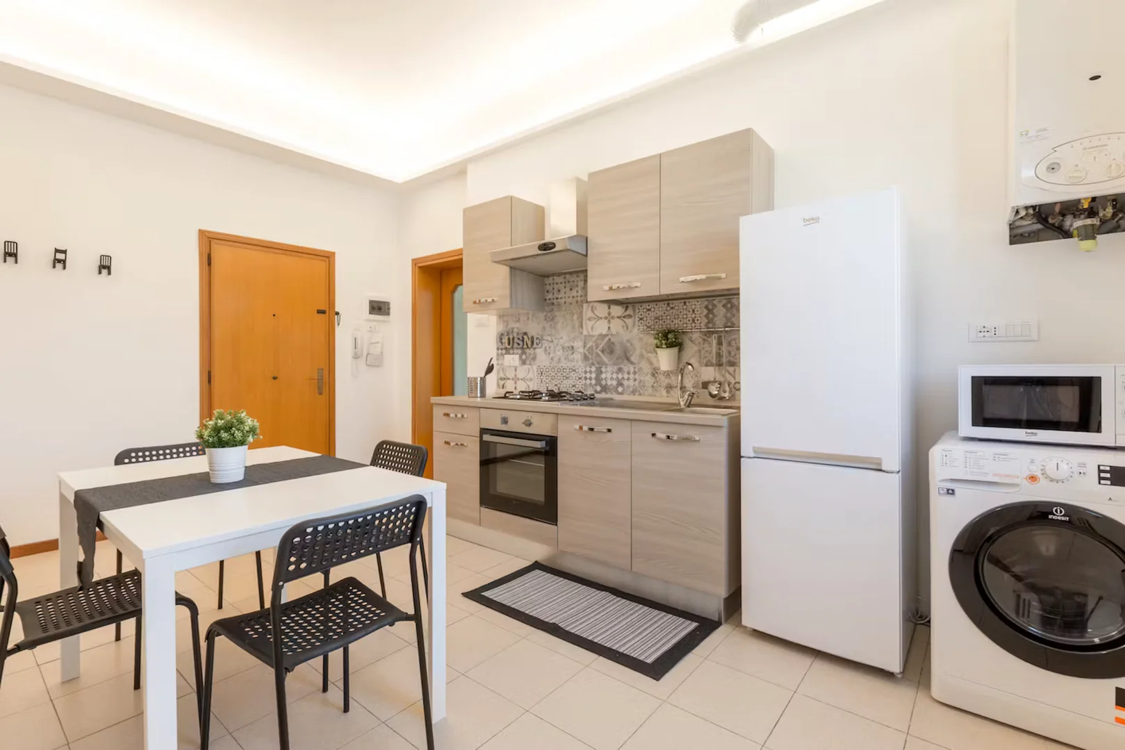Quarto acessível para estudantes com iluminação ampla em 