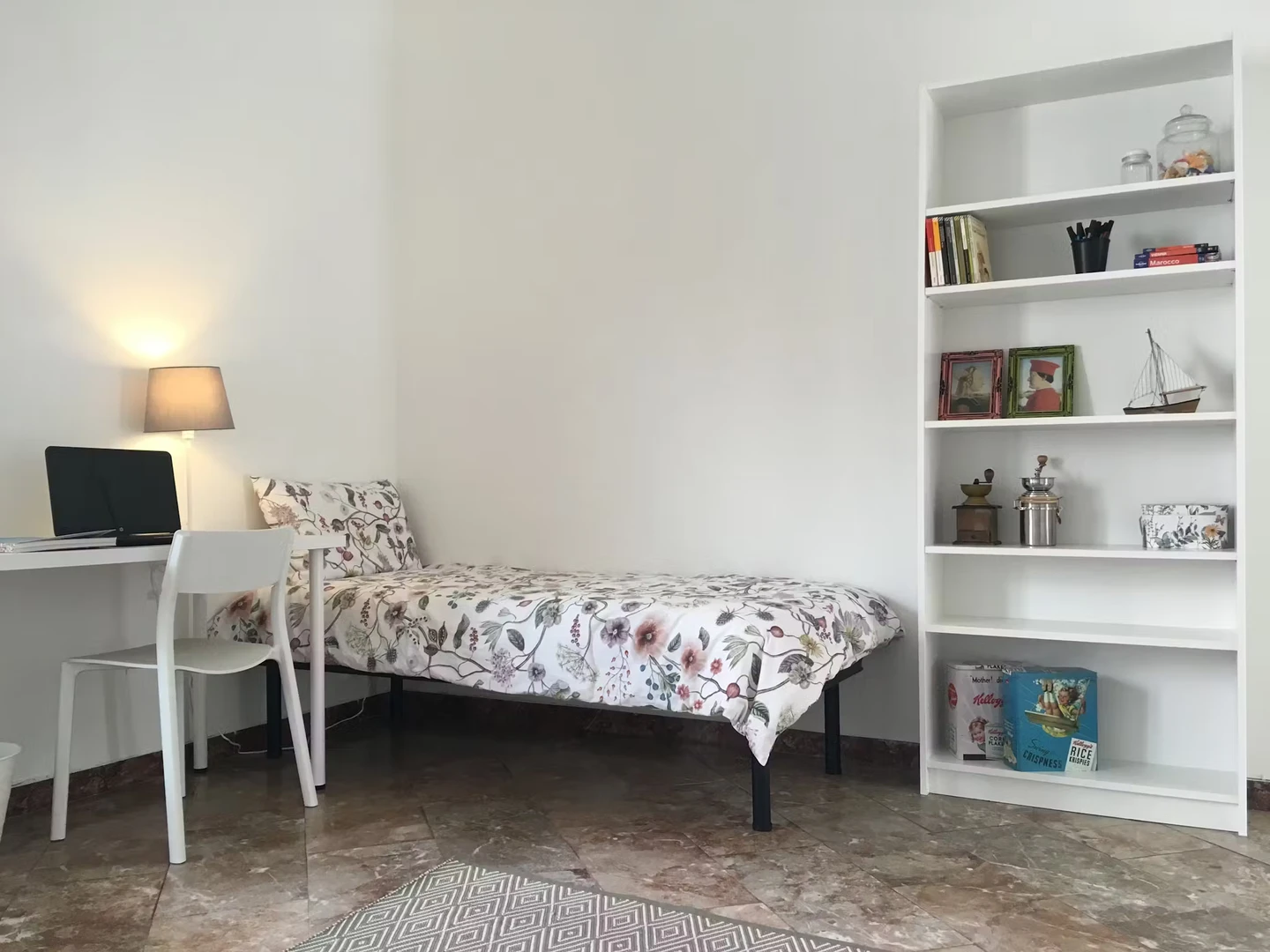 Mehrbettzimmer mit Schreibtisch in Padova