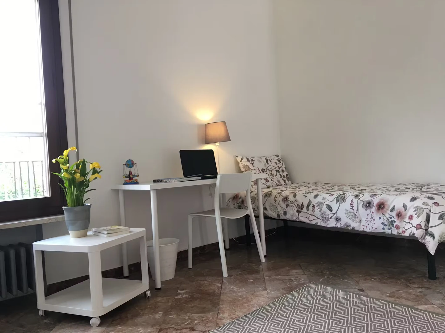 Mehrbettzimmer mit Schreibtisch in Padova