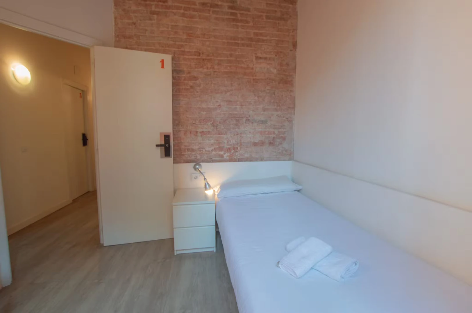 Cheap private room in barcelona
