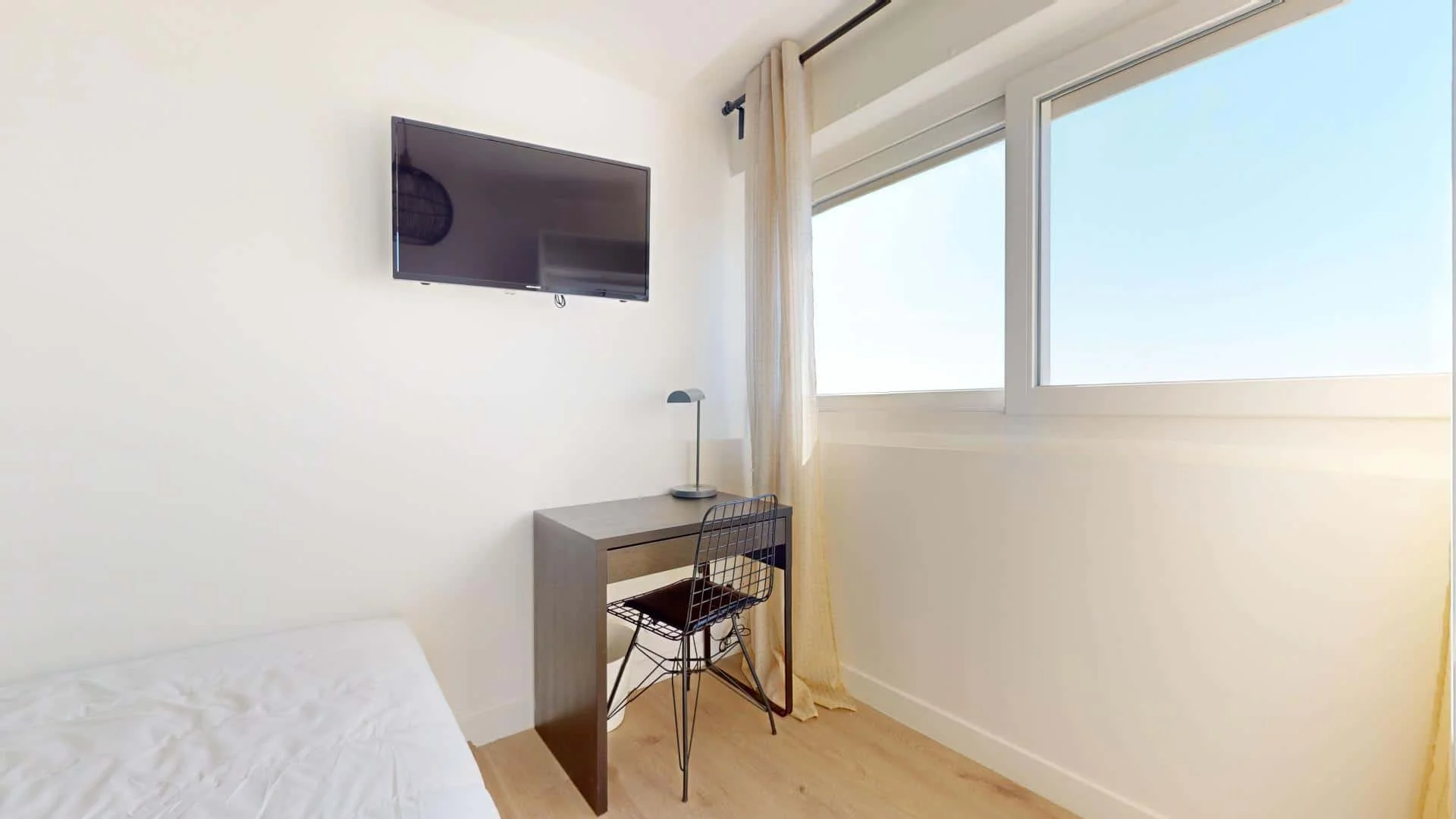 Chambre confortable pour étudiants disponible dans 