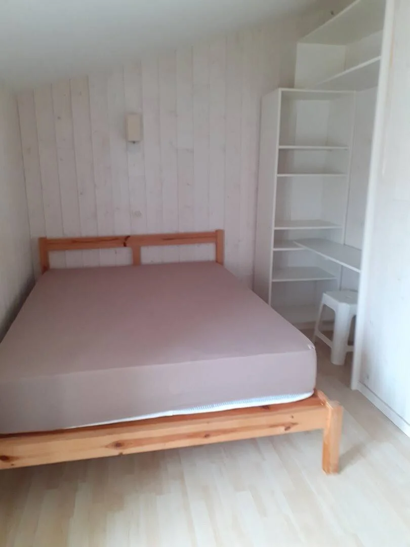 Student-friendly room in  with modern amenities