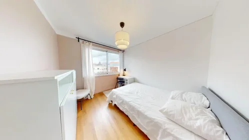 Habitación en alquiler con cama doble {area}