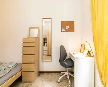 Cheap private room in Milano