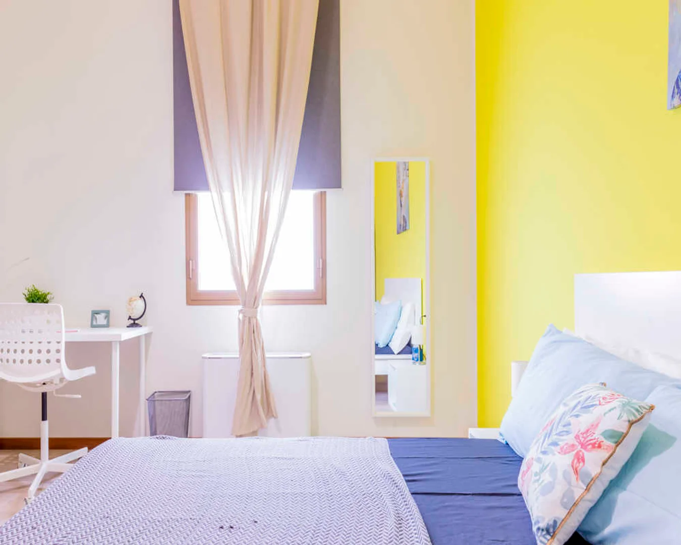Habitación estudiantil luminosa y aireada con fácil acceso a la universidad en
