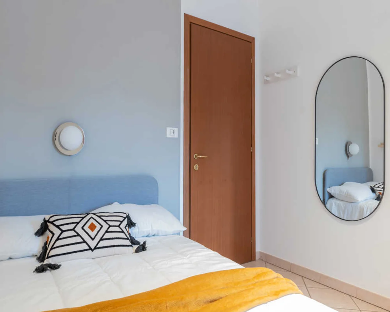 Quarto de estudante luminoso e arejado com acesso fácil à universidade em 