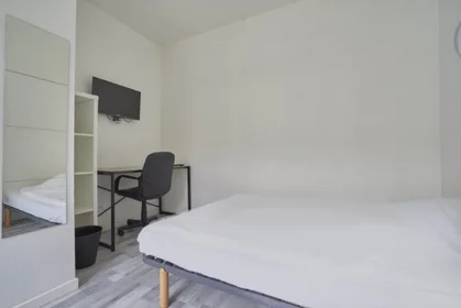 Private room at 161 rue Anatole France, image 1 of 10