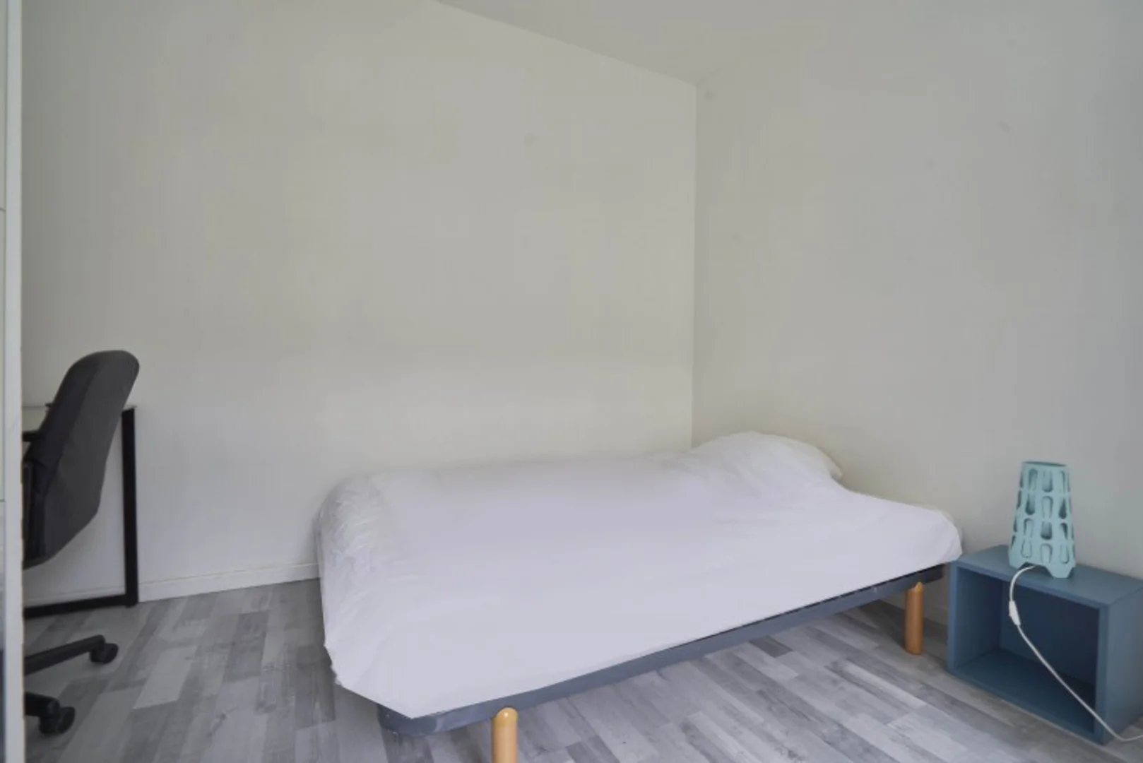 Chambre conviviale pour les étudiants dans  avec des équipements modernes