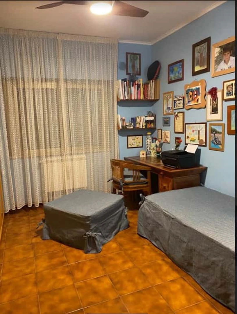 Chambre d'étudiant à avec espace d'étude et installations communes