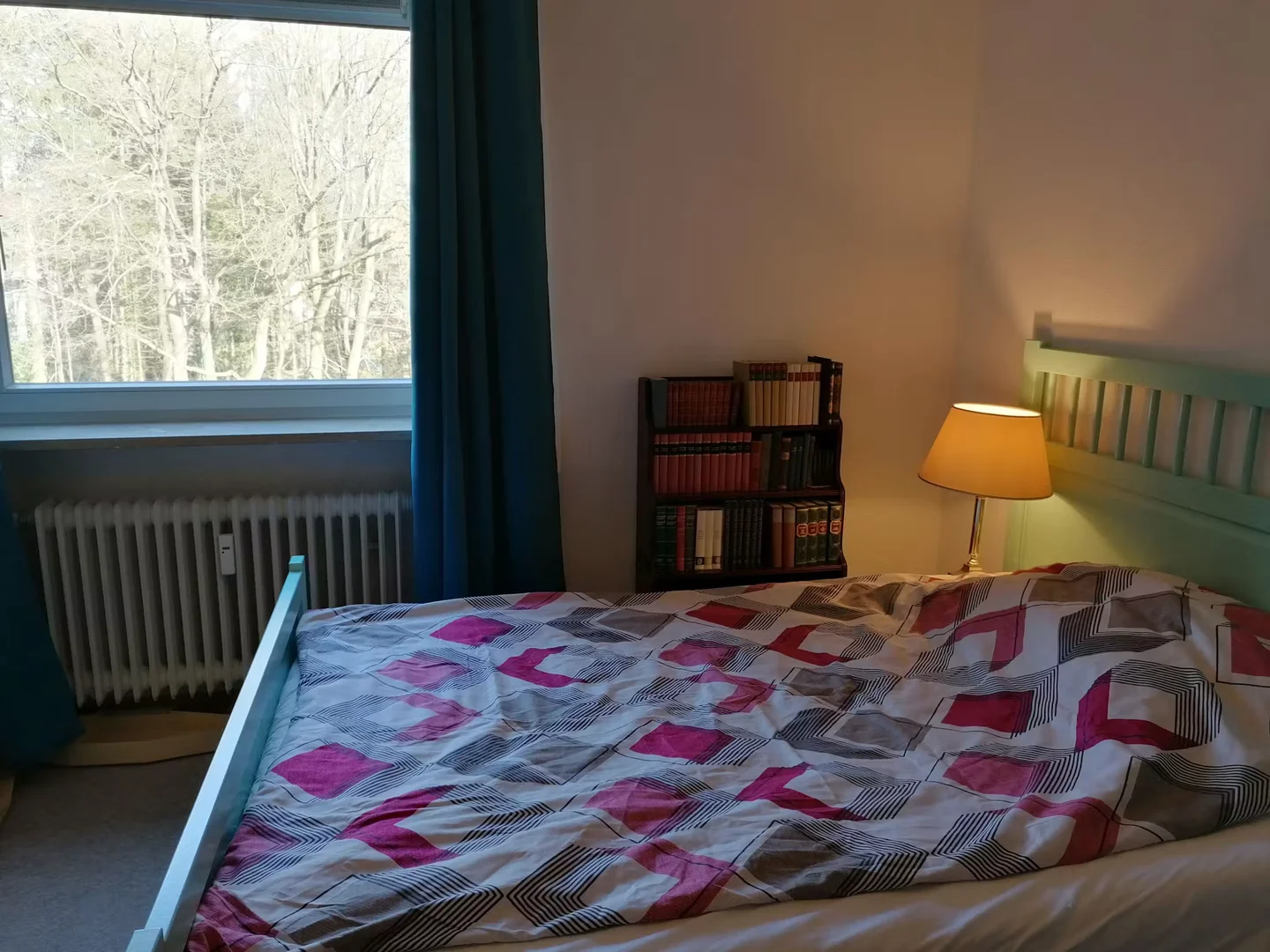 Niedrogi pokój dla studentów z dużym oświetleniem w