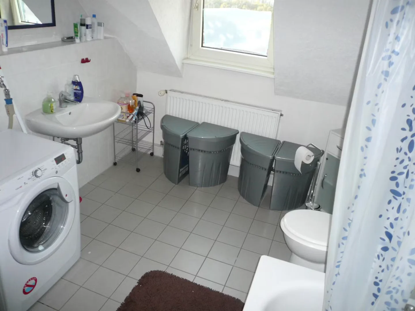 Quarto de estudante em com área de estudo e instalações partilhadas