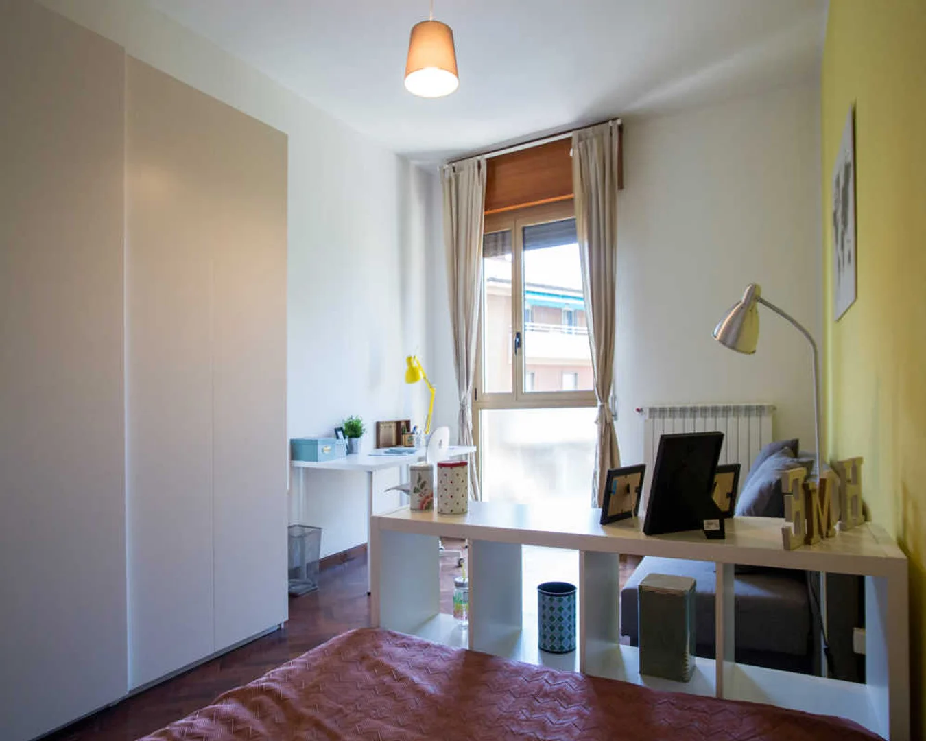 Studentenzimmer in mit Arbeitsbereich und Gemeinschaftseinrichtungen