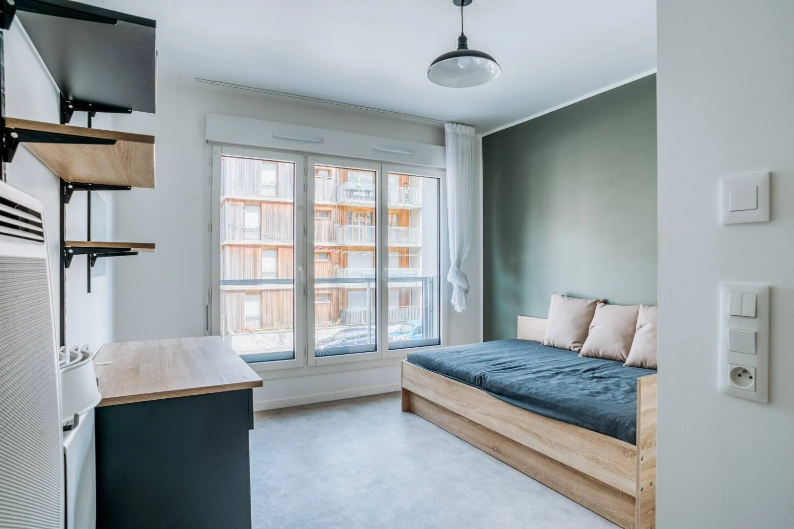 Bright and airy student room with easy university access in 