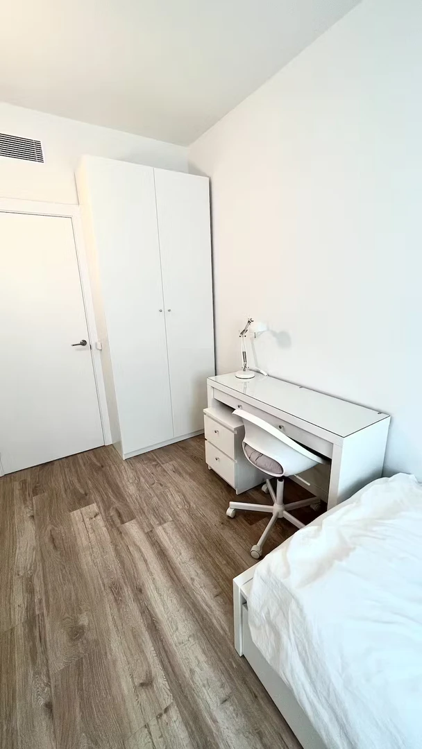 Renting rooms by the month in Sabadell
