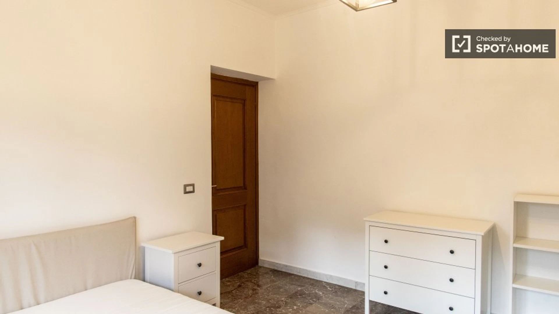 Bright private room in Rome