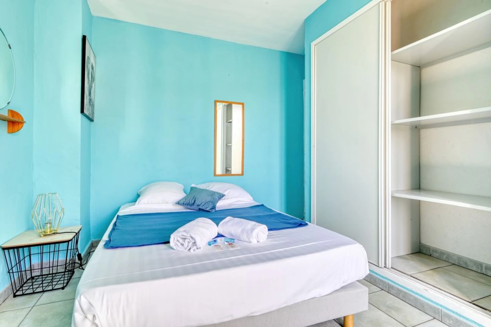 Chambre à louer avec lit double Marseille