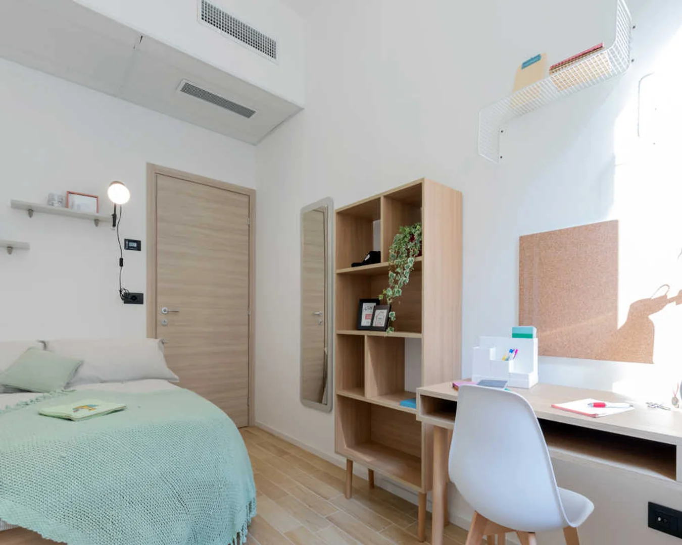 Quarto de estudante confortável e espaçoso em