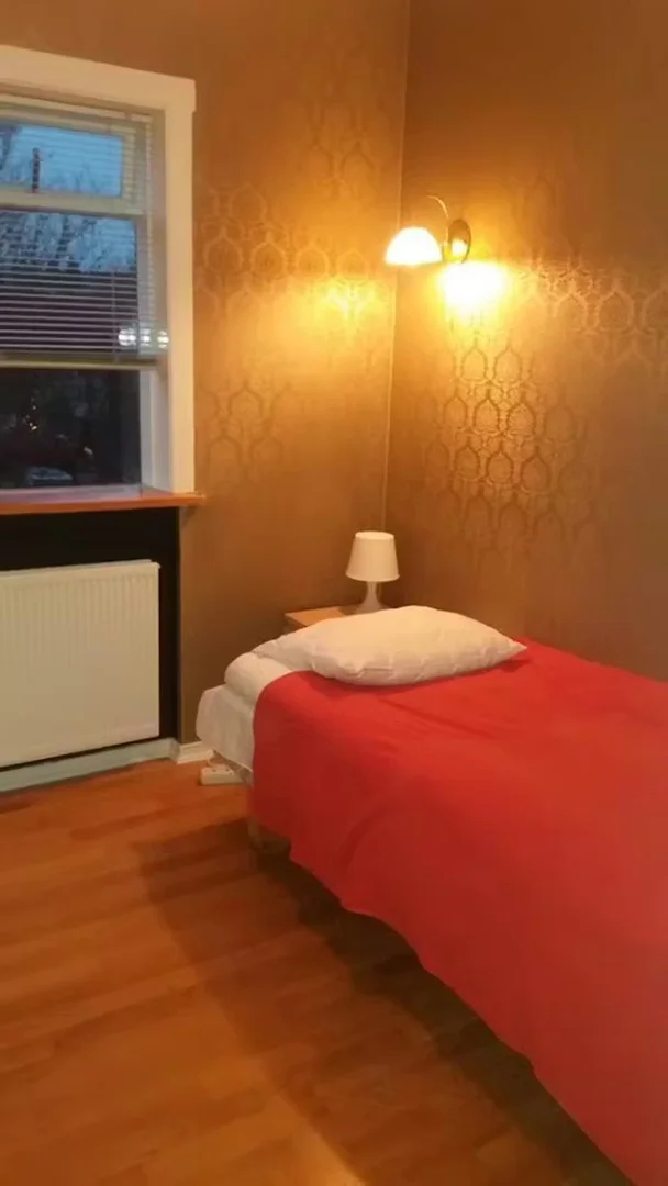 Zimmer in Studentenwohnung in  zu vermieten, voll möbliert