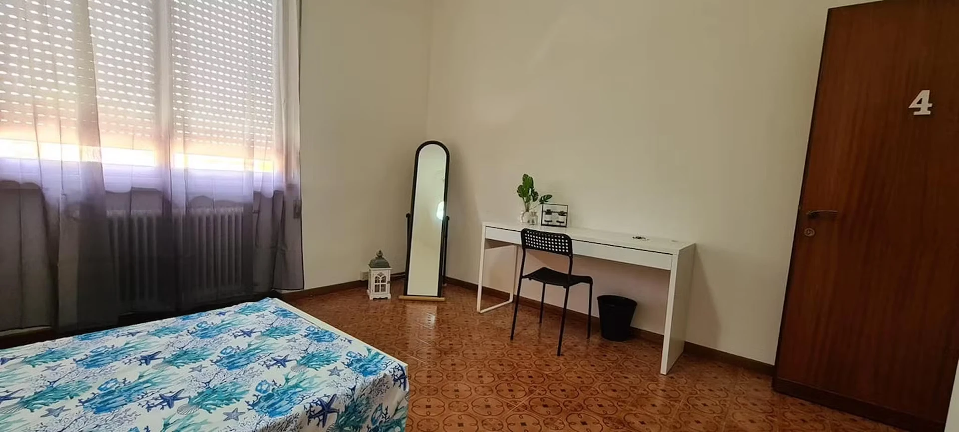 Bright private room in Vicenza