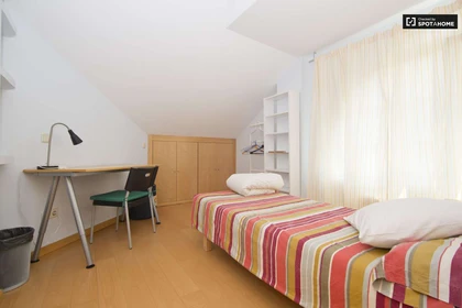 Bright private room in Villaviciosa-de-odon