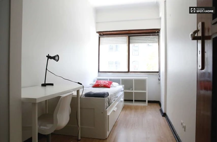 Chambre à louer dans un appartement en colocation à Lisboa