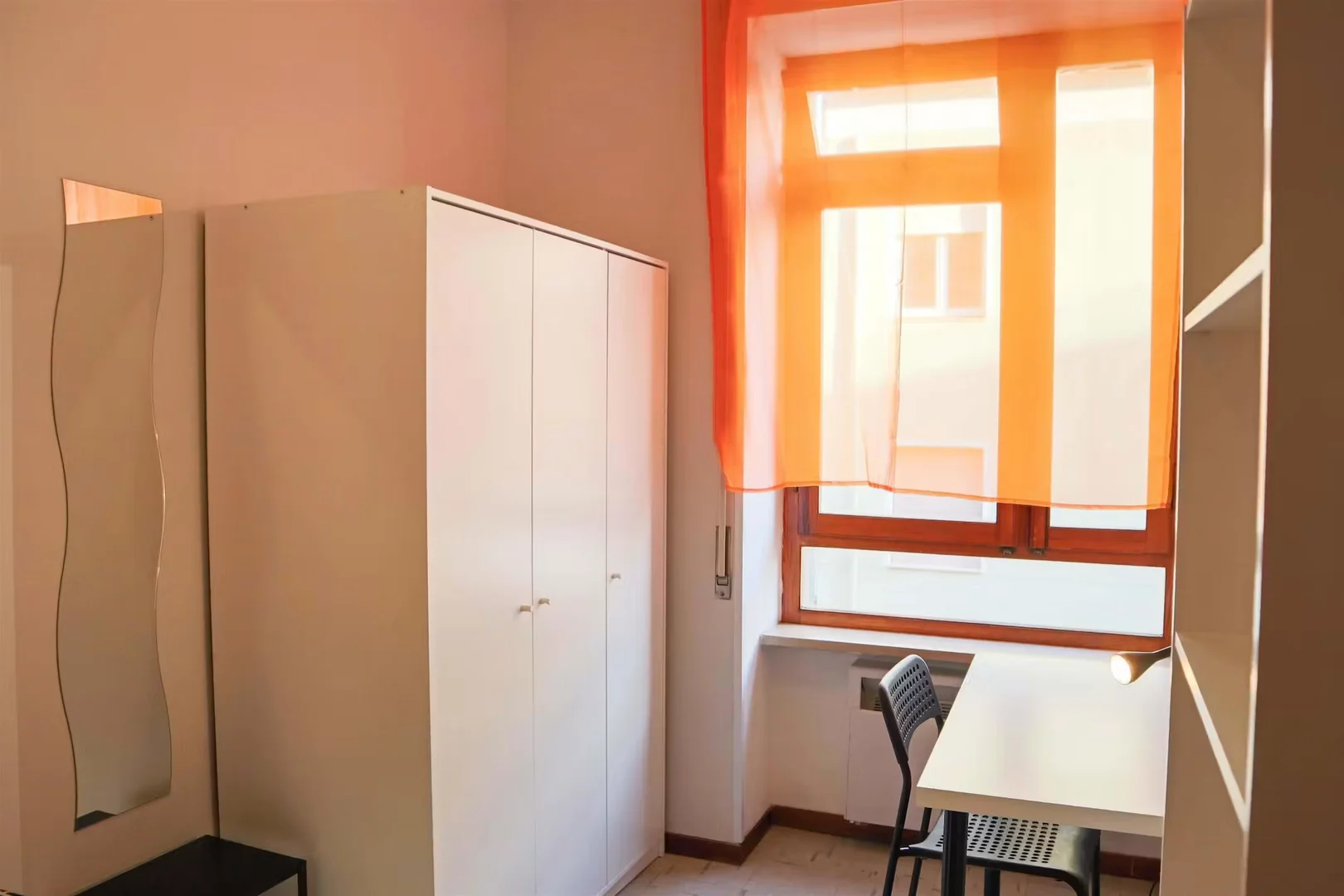 Chambre abordable pour les étudiants avec un bon éclairage dans