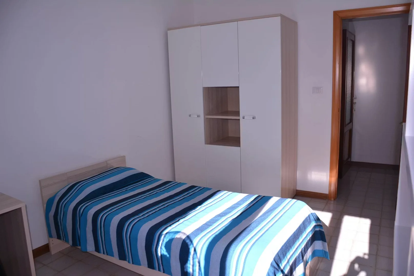 Funktionelles Studentenzimmer perfekt zum Studieren in 