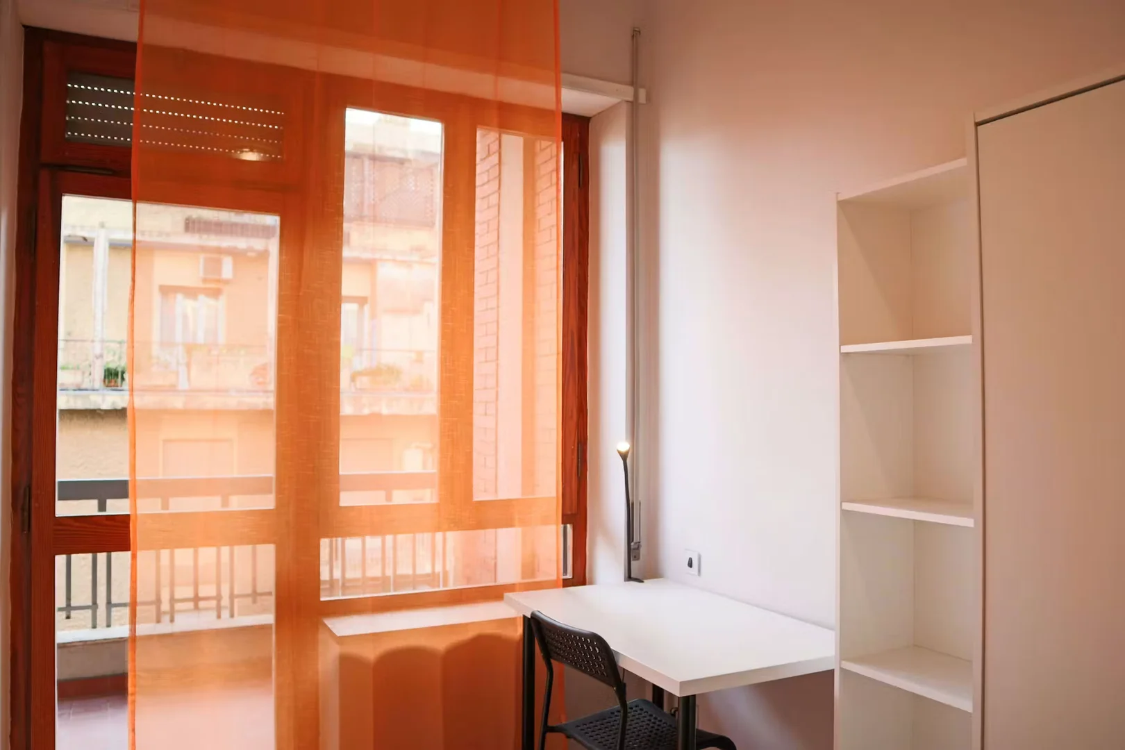 Stanza economica per studenti con ampia illuminazione in 
