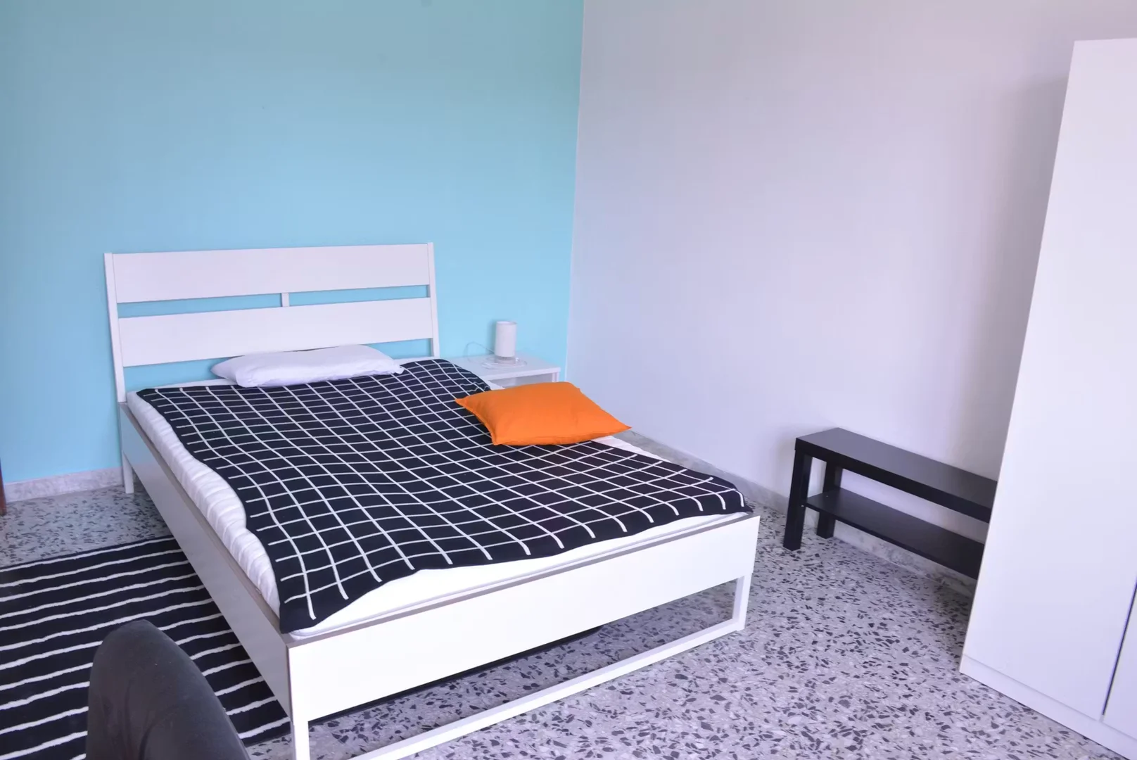Quarto de estudante em  com área de estudo e instalações partilhadas