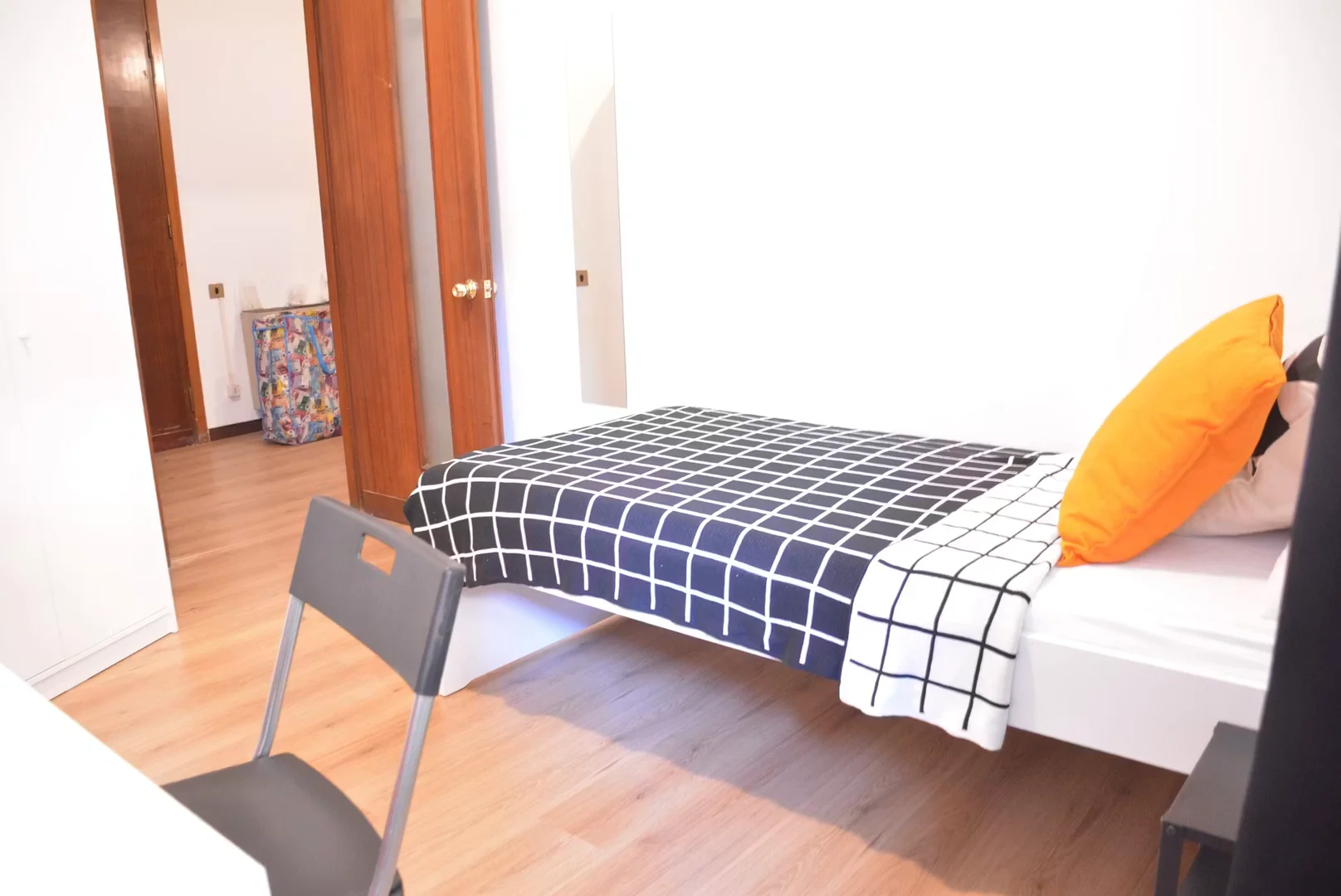 Stanza economica per studenti con ampia illuminazione in 