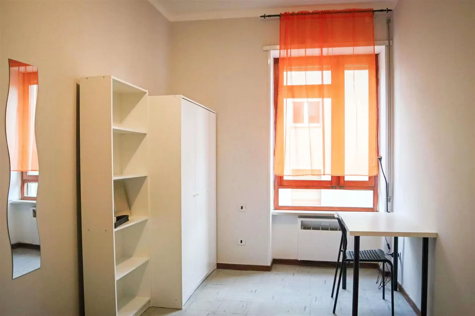 Chambre d'étudiant lumineuse et aérée avec accès facile à l'université dans 