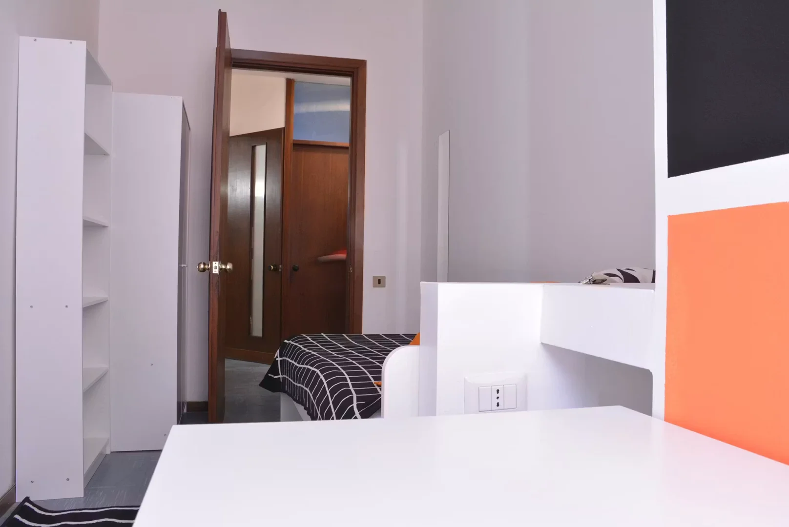 Quarto acolhedor para estudantes disponível em